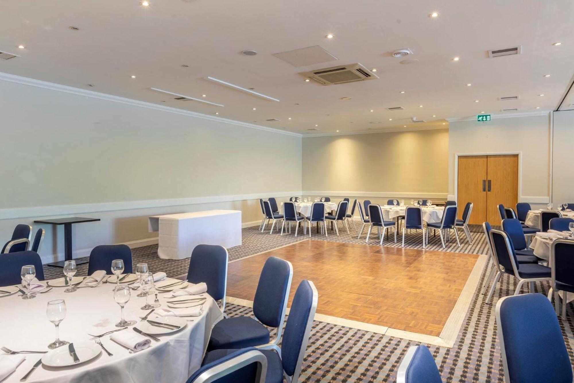 Holiday Inn Basildon By Ihg Exterior foto