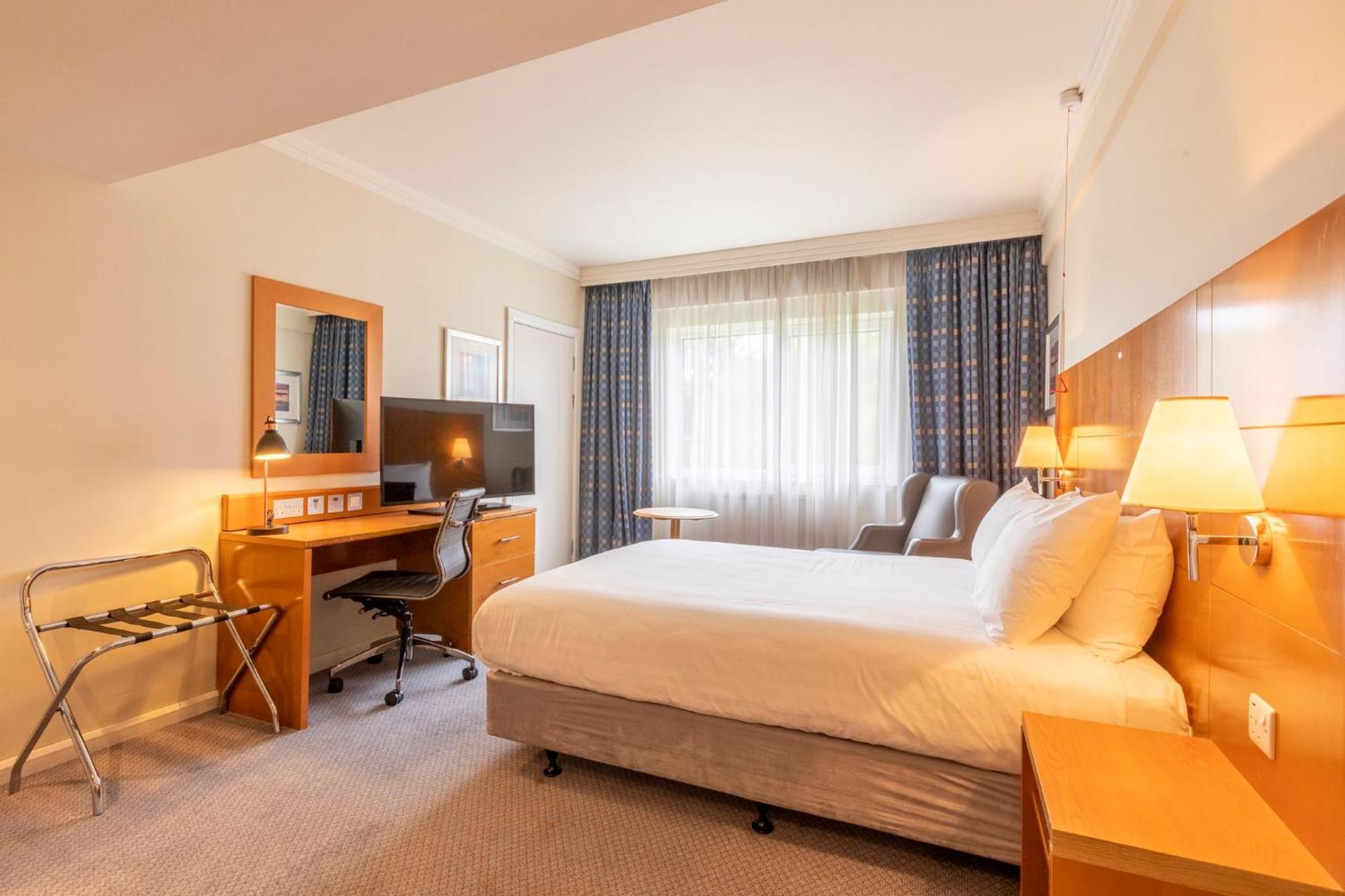 Holiday Inn Basildon By Ihg Exterior foto