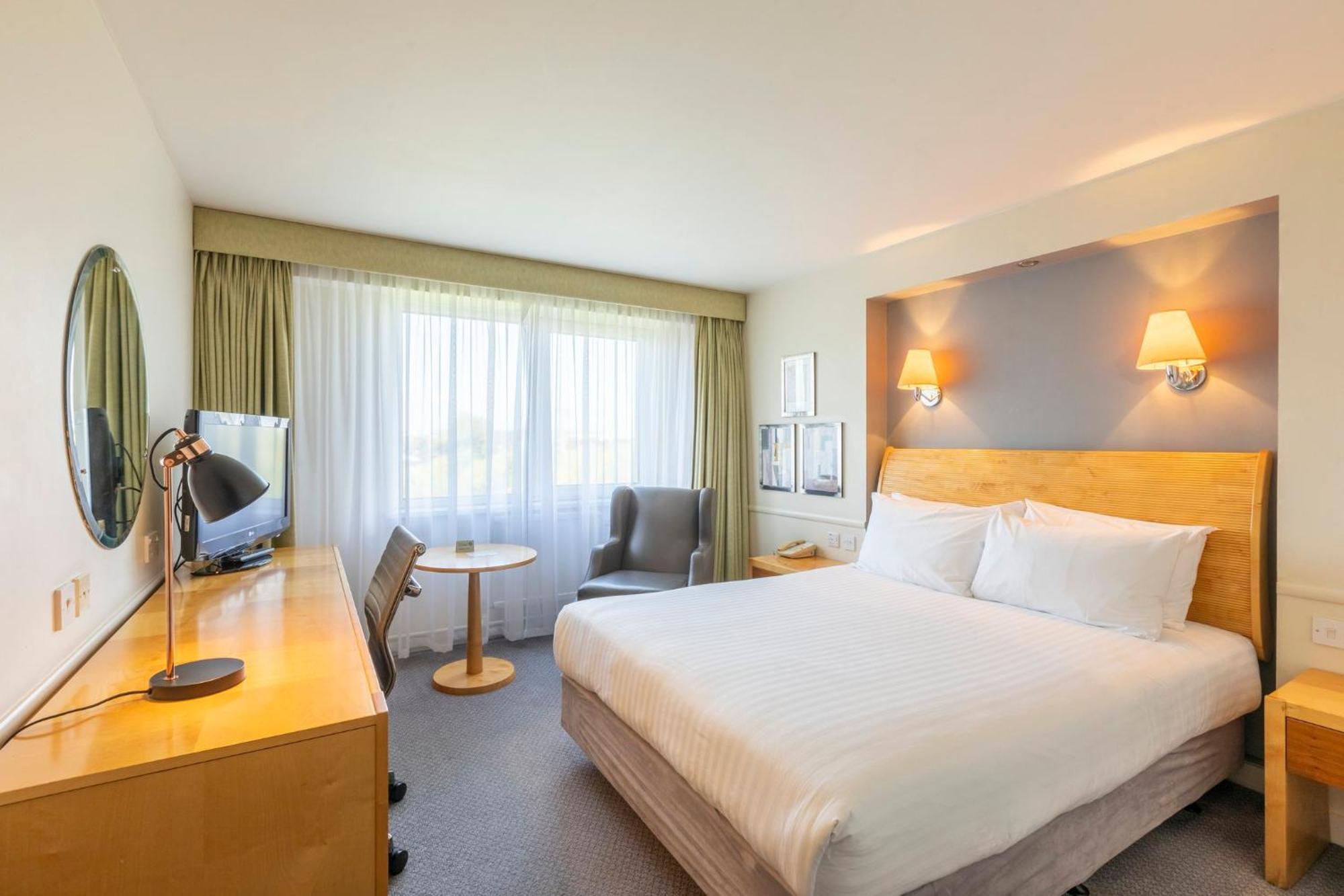 Holiday Inn Basildon By Ihg Exterior foto
